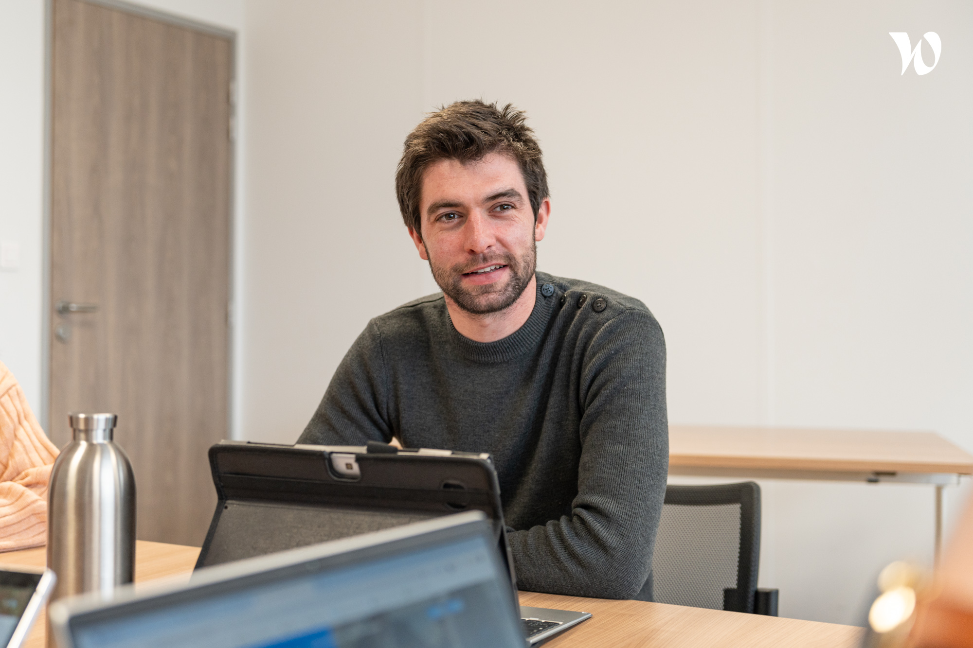 Un expert Sowatt Solutions en plein conseil client pour la conception d'un projet d'infrastructure de recharge en entreprise.